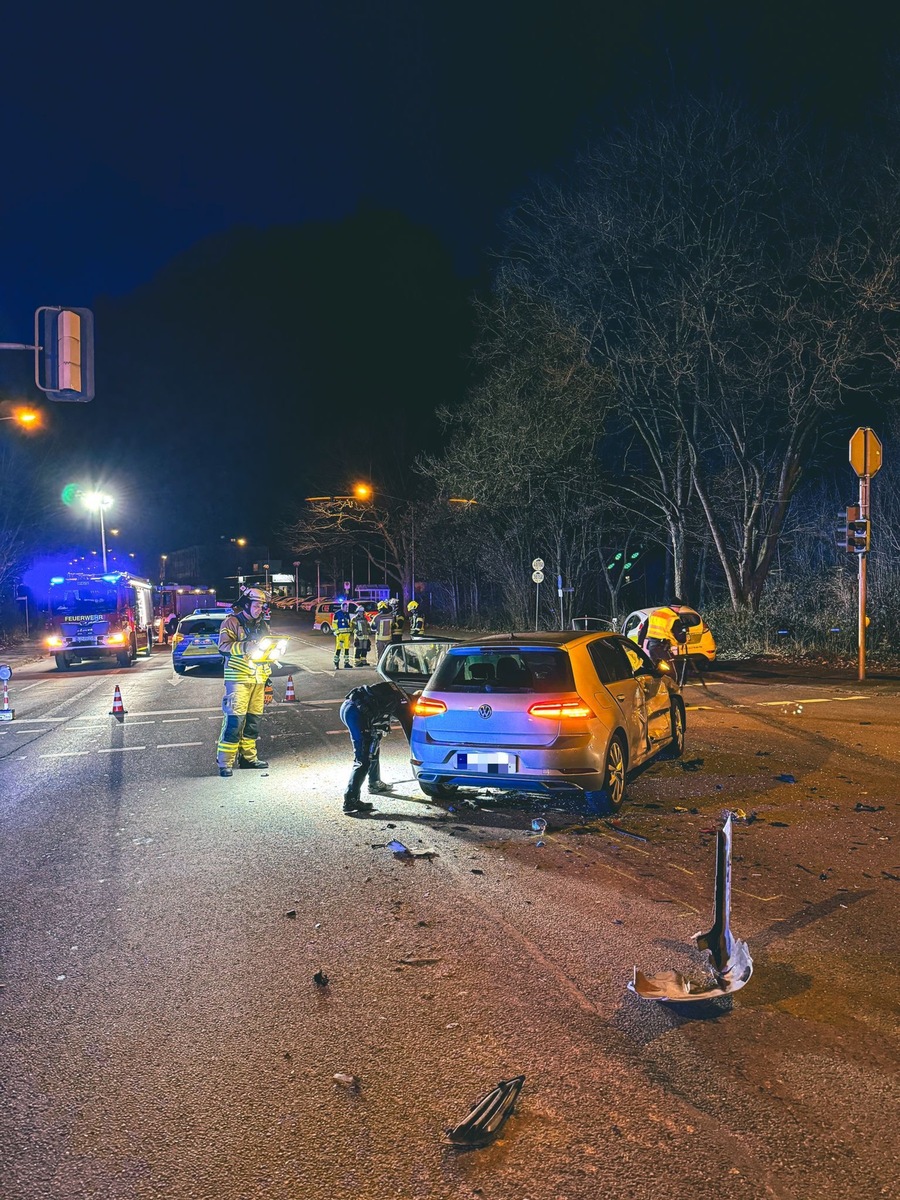 FW-DT: Verkehrsunfall mit drei verletzten Personen