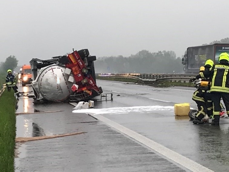 POL-MS: Lkw umgekippt - A 31 bis in den Nachmittag gesperrt