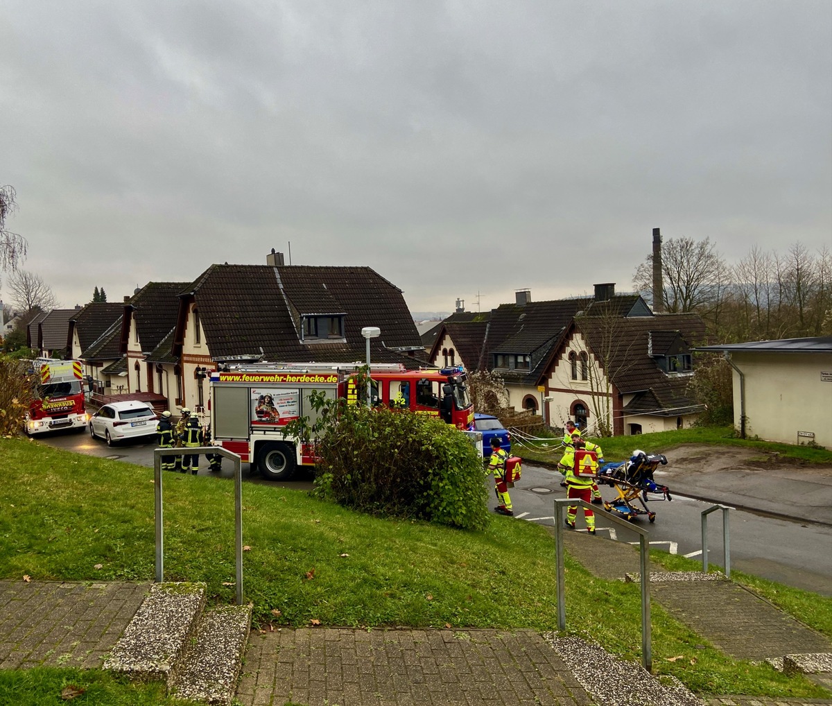 FW-EN: Küchenbrand - Feuerwehr rettet 100-jährige Frau