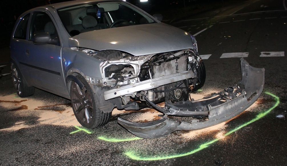 POL-DU: Hochemmerich: Vorfahrt missachtet - Audi prallt gegen Laternenmast