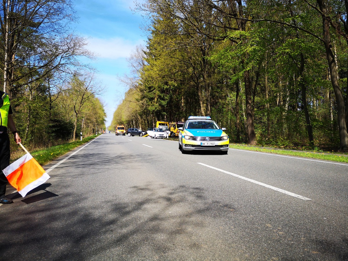 POL-HK: Walsrode: Geringe Menge Bargeld gestohlen; Walsrode: Autoaufbrecher wieder am Werk; Walsrode: Bushaltestelle beschädigt; Buchholz/A.: Unfall trotz Ausweichmanövers