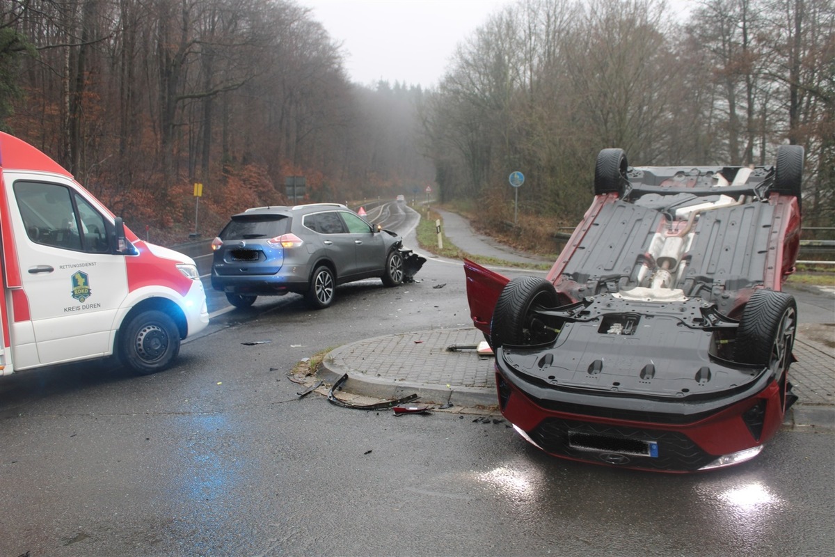 POL-DN: Unfall auf der L12 - Pkw überschlägt sich