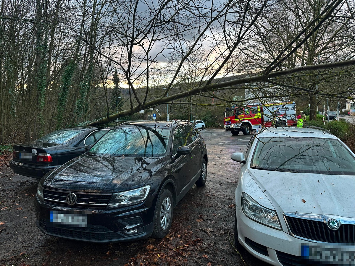 FW-EN: Fünf Einsätze für die Feuerwehr Herdecke am Dienstag - Weitere Sturmeinsätze und Menschenrettung auf der Straße