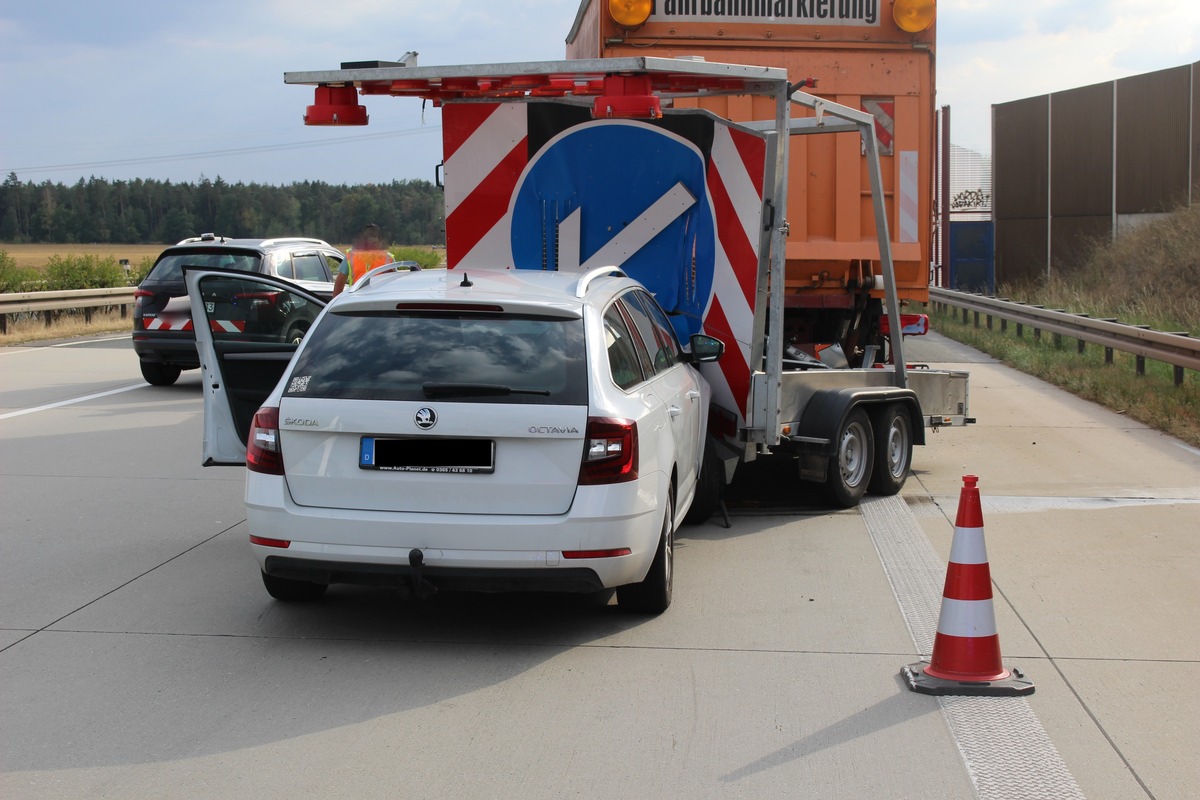 API-TH: PKW fährt auf Schilderwagen, eine Person verletzt