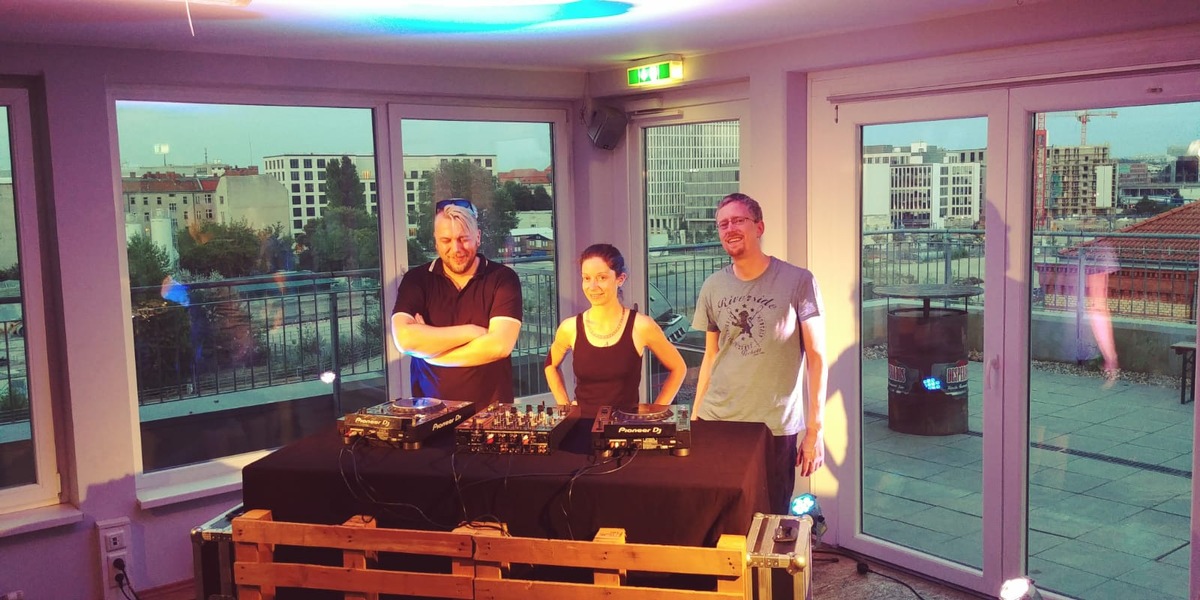 Livestream-Finale: DJs noch einmal zu Gast in der  a&amp;o Rooftop-Bar Berlin Hauptbahnhof