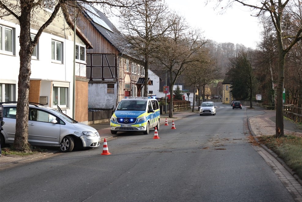 POL-HX: Golf prallt gegen Baum und Hauswand