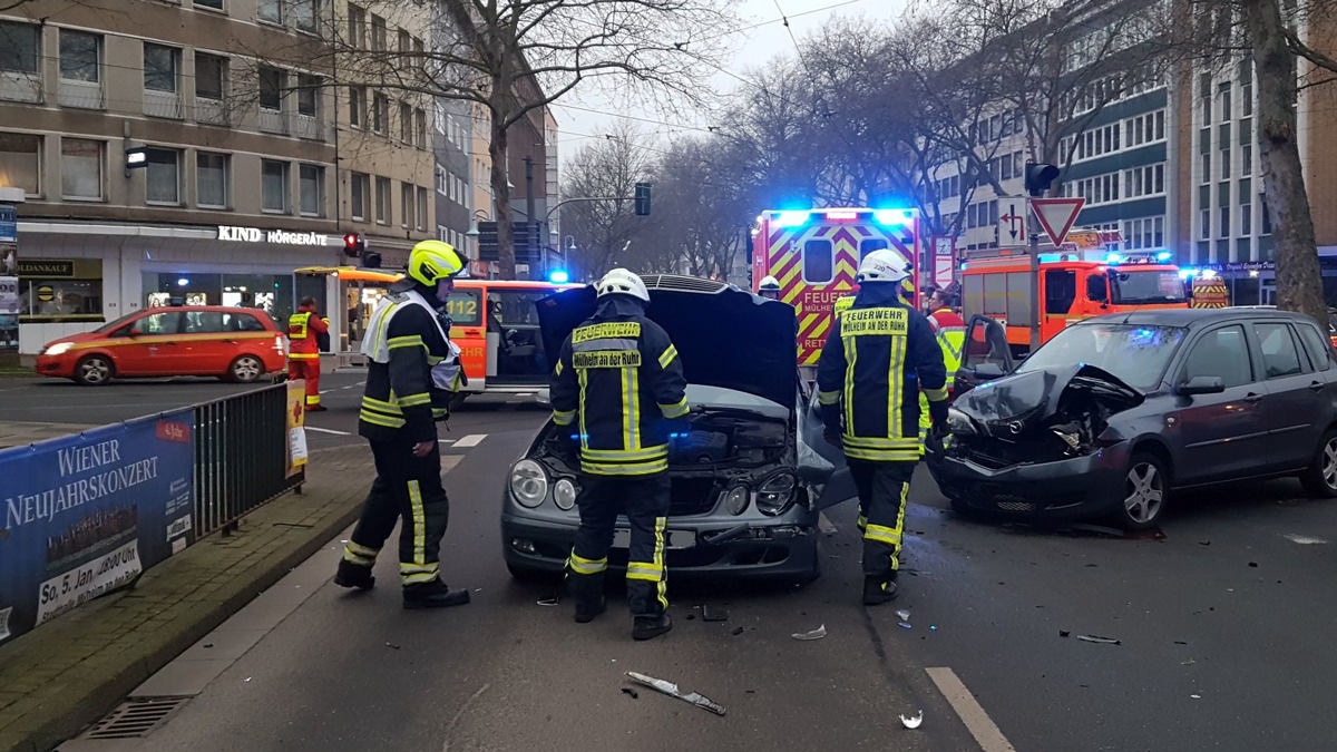 FW-MH: Verkehrsunfall. Drei verletzte Personen.