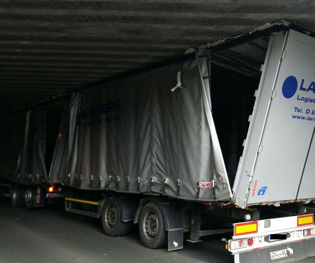 POL-NI: In der Eisenbahnunterführung stecken geblieben - Verkehr über Stunden blockiert