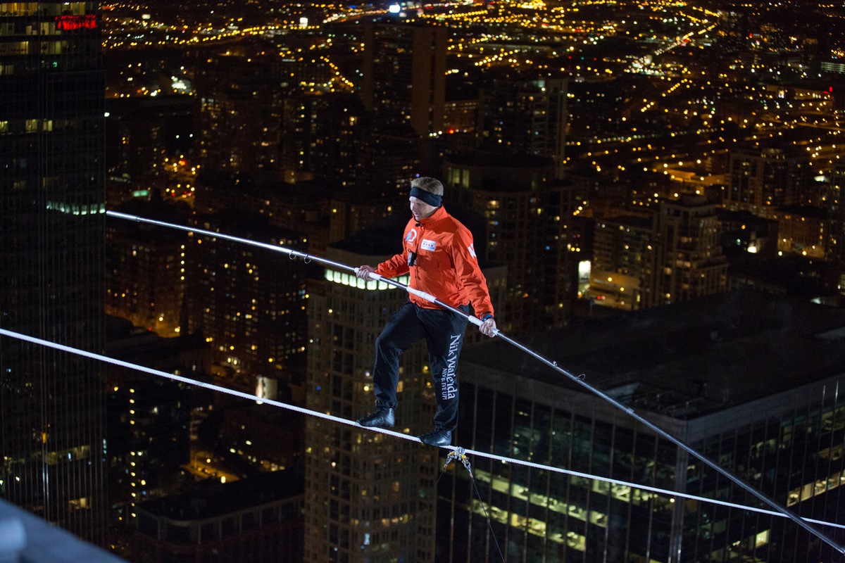 In Rekordzeit: Nik Wallenda erobert erfolgreich die Dächer Chicagos (FOTO)