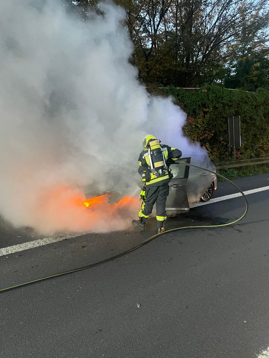 FW-NE: PKW-Brand auf der Autobahn A57 | Keine Verletzten