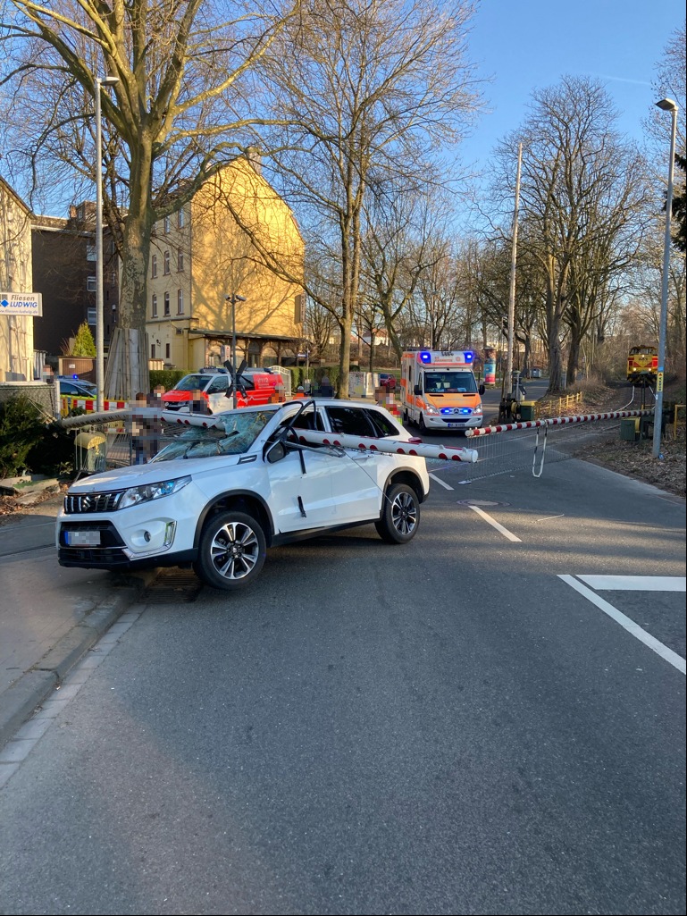 POL-BO: Auto wird von Schranke durchbohrt - Fahrerin (61) leicht verletzt