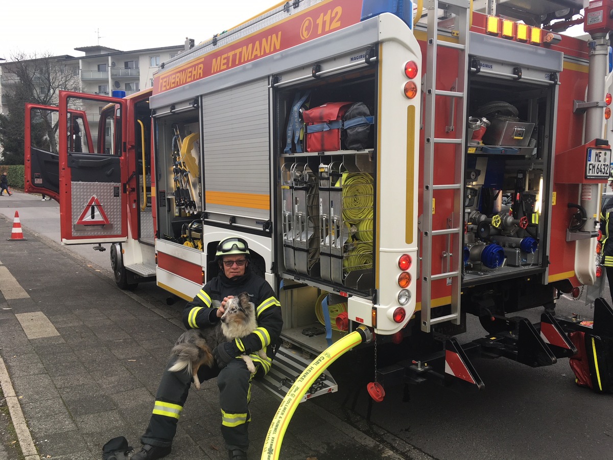 FW Mettmann: Feuerwehr Mettmann rettet Vierbeiner aus verrauchter Wohnung