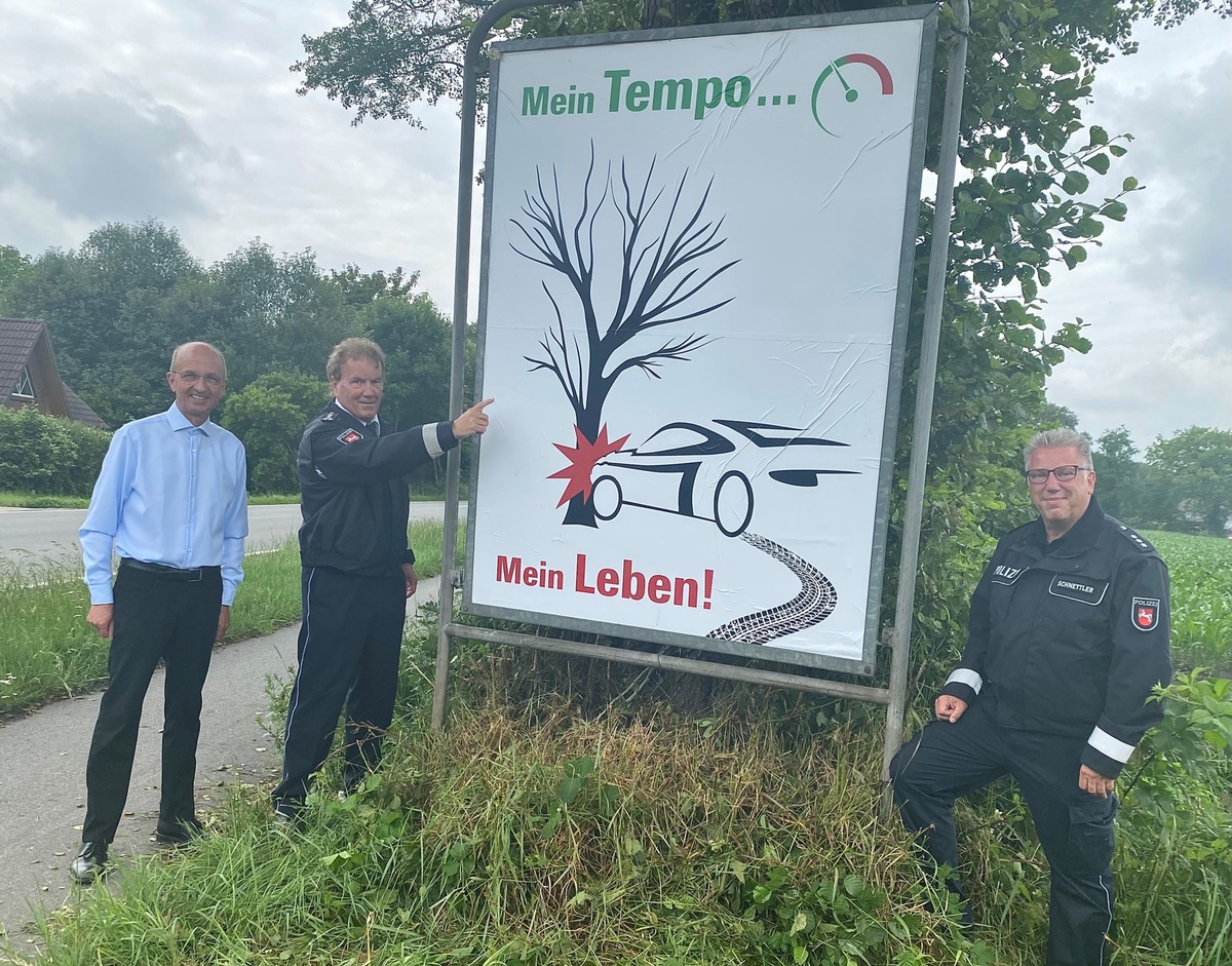 POL-WHV: &quot;Mein Tempo... mein Leben&quot; - Verkehrswacht und Polizei beteiligen sich an landesweiter Präventionskampagne - Schilder auf der B 437 aufgestellt (mit Bildern)