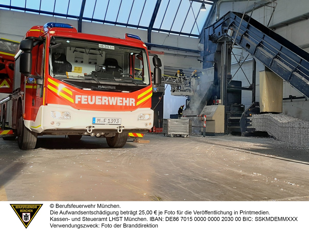 FW-M: Feuer in Papierpresse (Aubing)