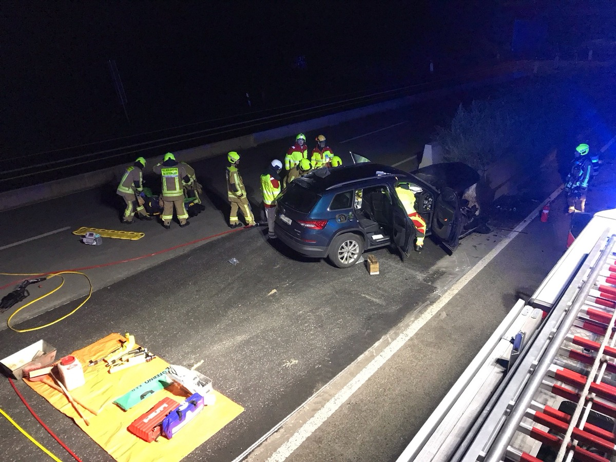 FW-BOT: Verkehrsunfall auf der A2 - eine Person im Fahrzeug eingeklemmt