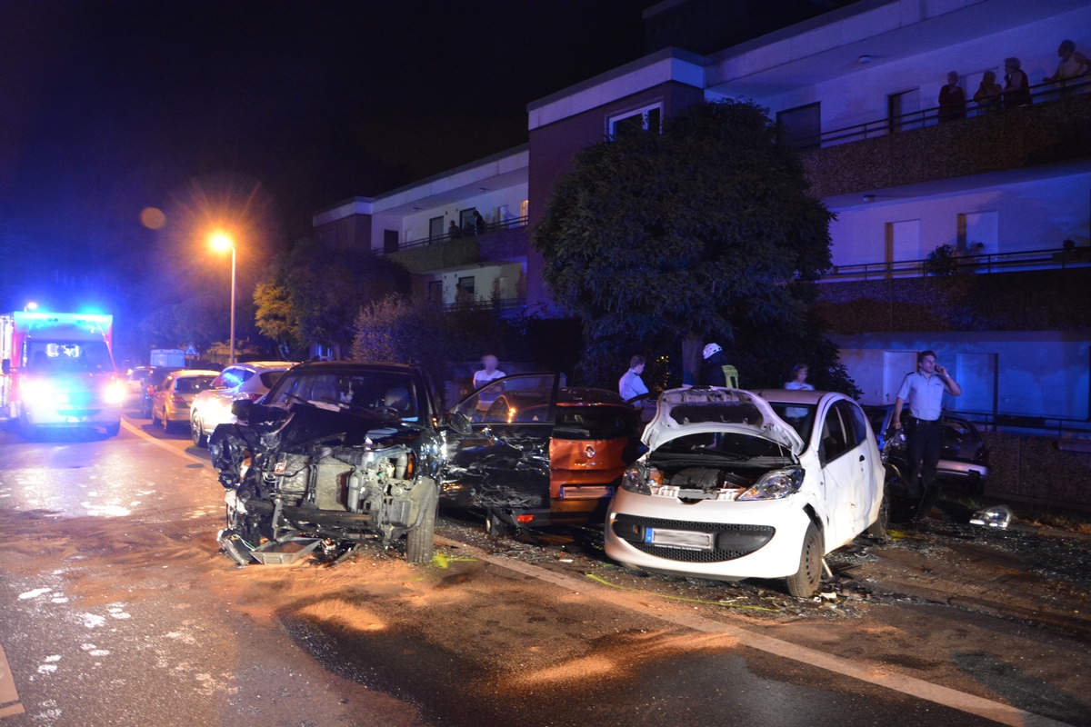 FW-MH: Schwerer Verkehrsunfall mit drei Verletzten.