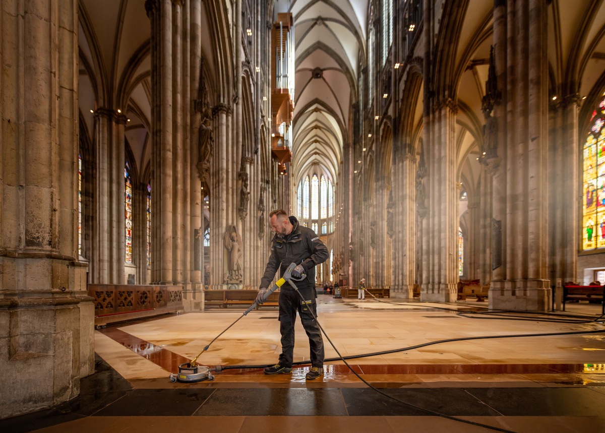 Ein besonderer Frühjahrsputz: Bodenreinigung im Kölner Dom