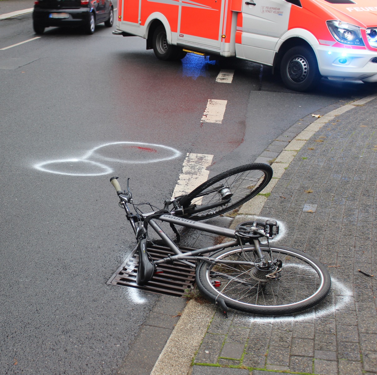 POL-ME: 55-jähriger Fahrradfahrer bei Kollision schwer verletzt - Velbert - 1909075