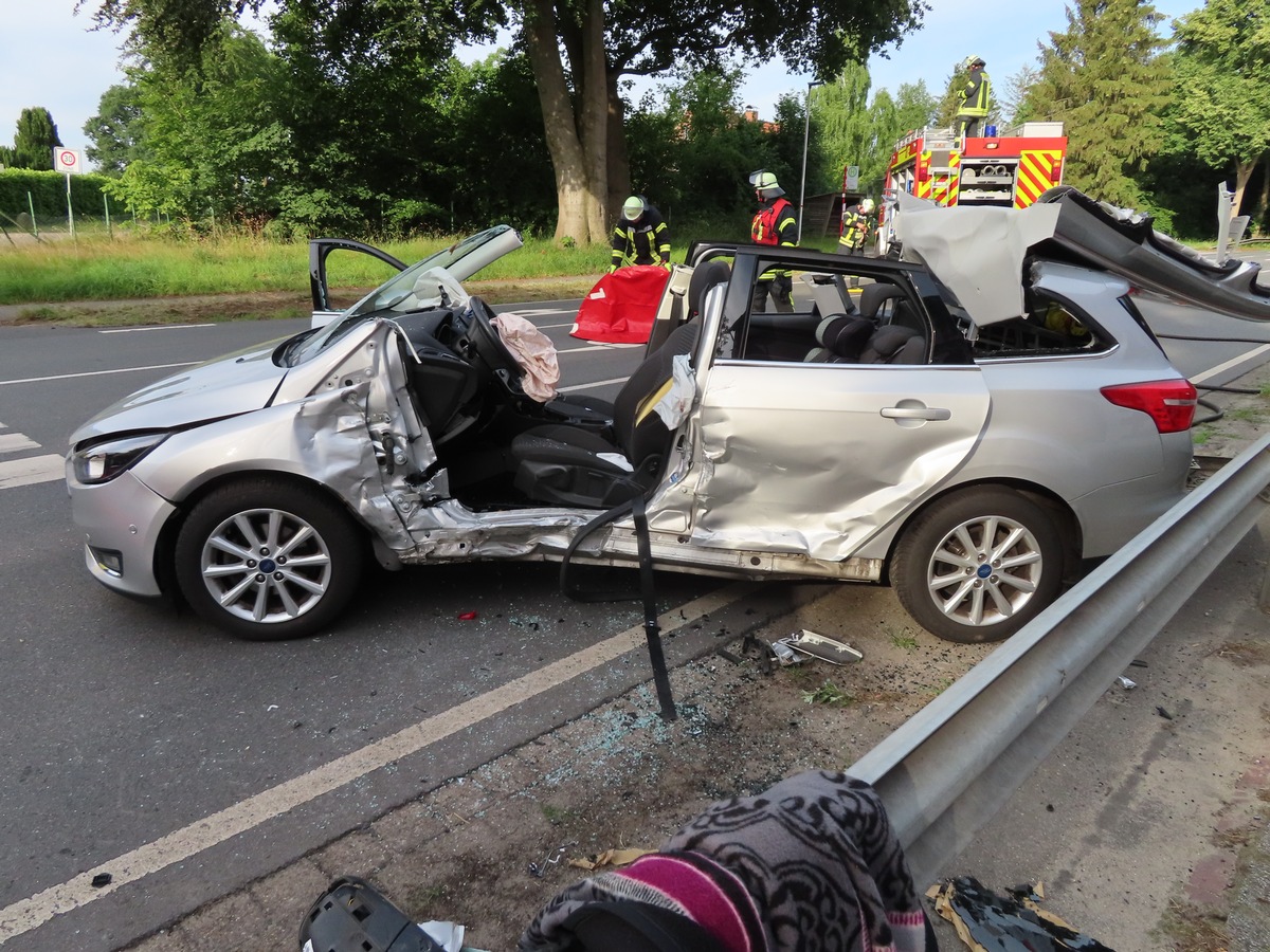 POL-STD: Fahrerin missachtet Vorfahrt - nach Zusammenstoß auf B74 schwer verletzt