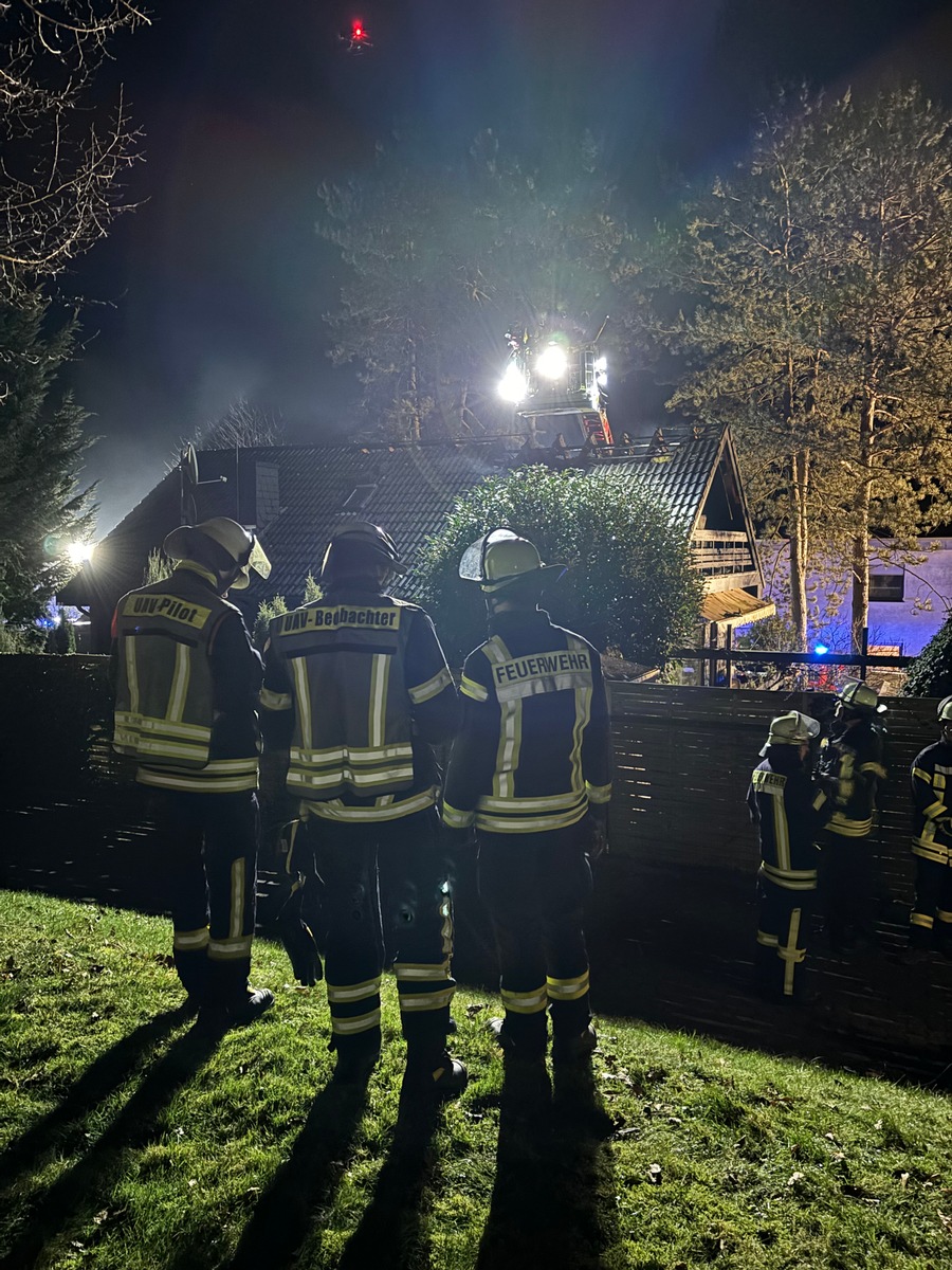 FW Bad Honnef: Ausgedehnter Dachstuhlbrand - 100 Einsatzkräfte im Einsatz