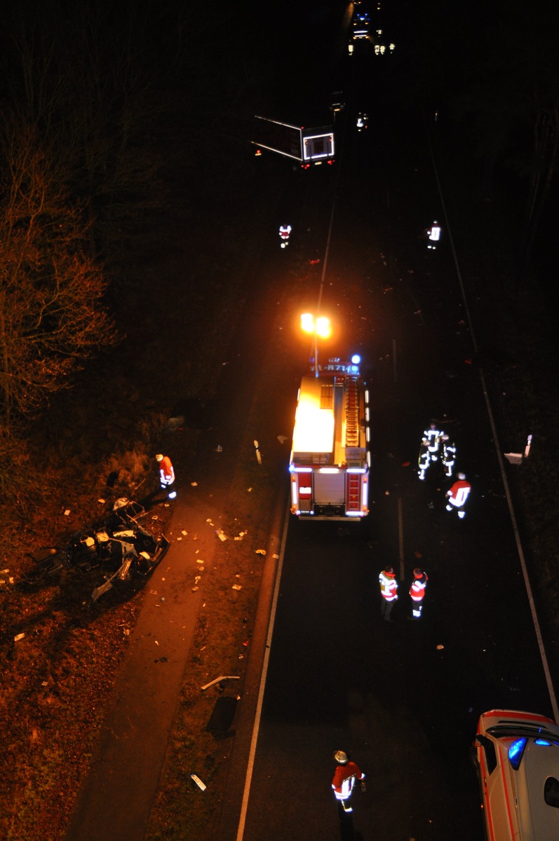 POL-WL: Tragischer Verkehrsunfall - zwei Menschen tödlich verletzt