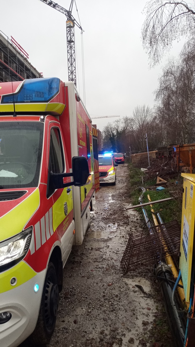 FW Bocholt: Bauarbeiter stürzte in Baugrube