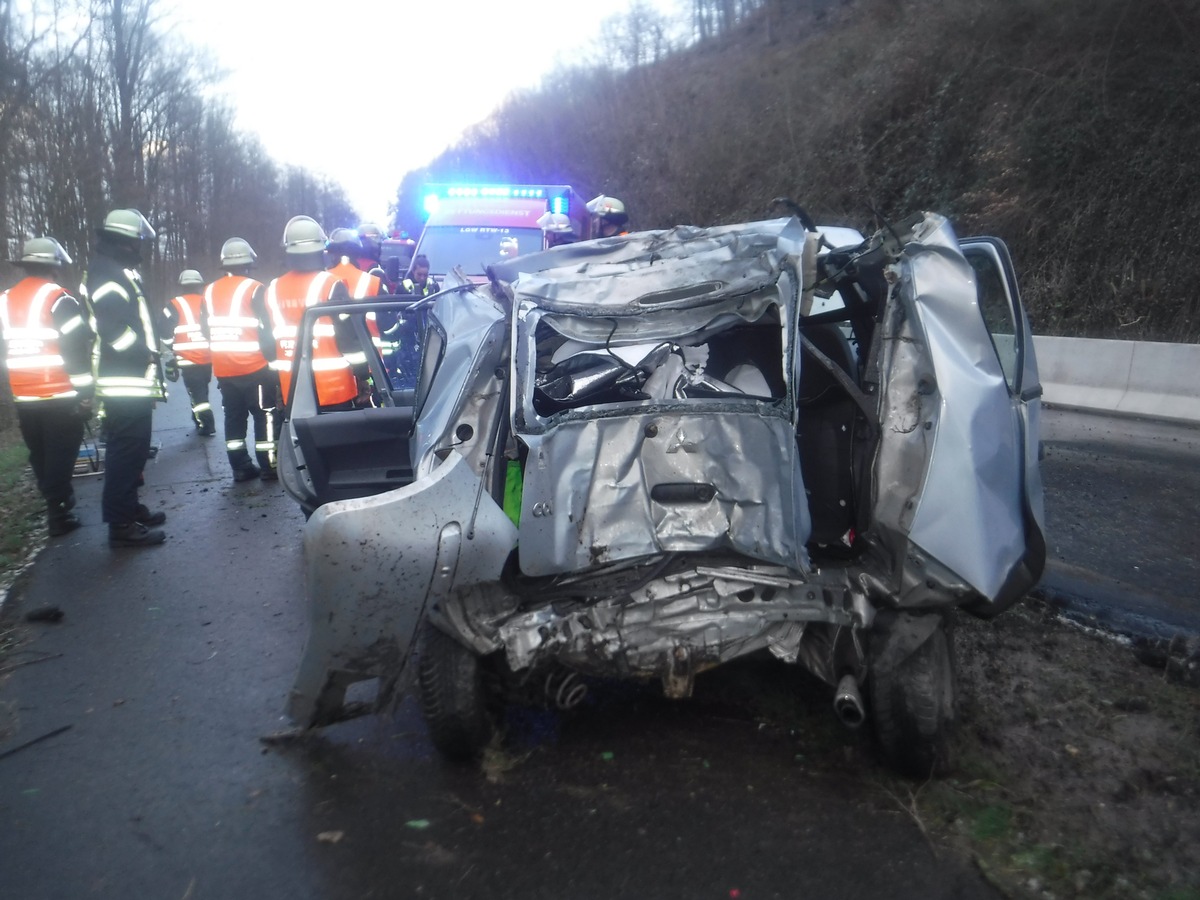 POL-DN: Pkw prallt gegen Baum - Fahrer schwerverletzt