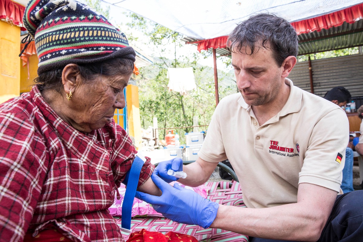 Johanniter leisten medizinische Nothilfe in Nepal / Verletzte in den entlegenen Bergregionen brauchen dringend Hilfe