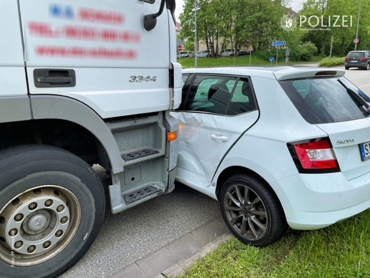 POL-PPWP: Lkw schiebt Pkw vor sich her