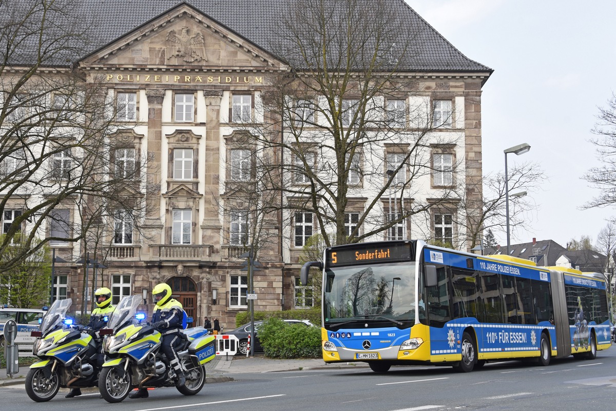 POL-E: Essen/ Mülheim an der Ruhr: Längster &quot;Streifenwagen&quot; hat seinen Dienst aufgenommen - Wir berichteten - Fotos/Videos - Eskortierter Linienbus fiel bereits heute zahlreichen Essenern auf