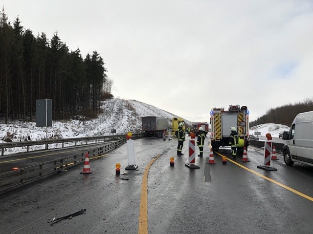 POL-GÖ: (63/2023) Unfall auf der A 7: LKW prallt gegen Metallgleitschutzwand und kommt auf Gegenfahrbahn zum Stehen, kein Personenschaden, Autobahn in beide Fahrtrichtungen für Bergungsarbeiten gesperrt