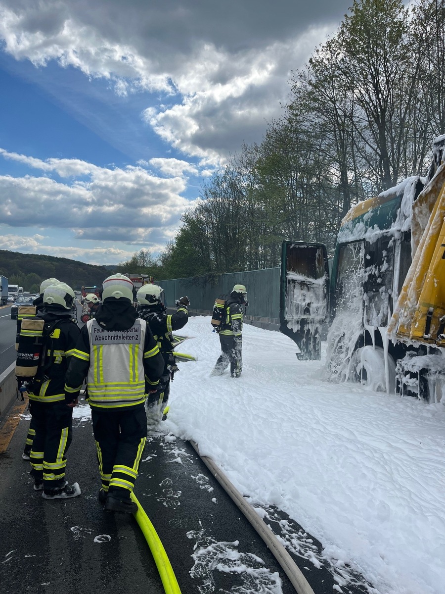 FW-EN: LKW-Brand auf Autobahn