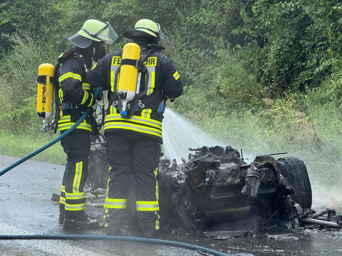 FW Königswinter: Trike auf Autobahn ausgebrannt