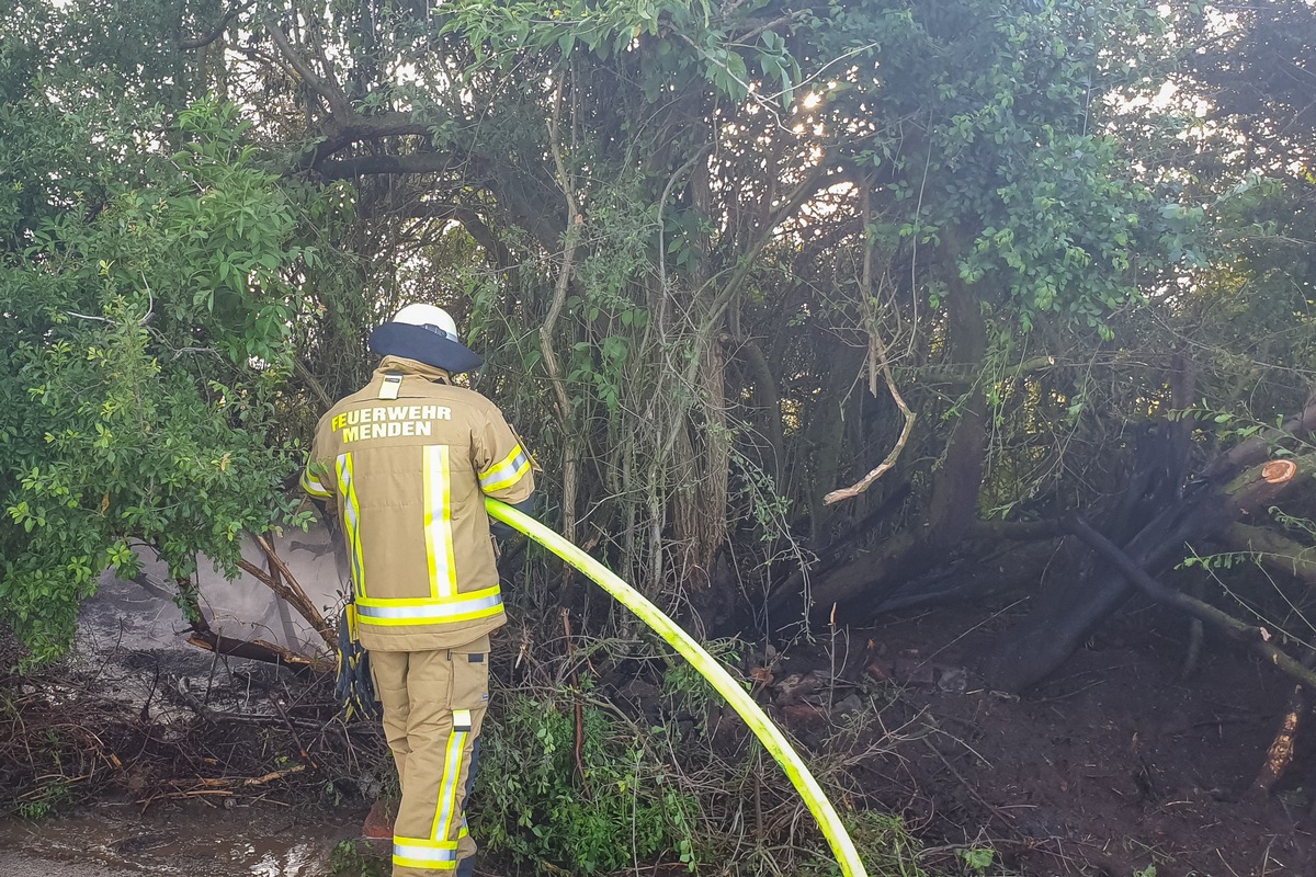 FW Menden: Vegetationsbrand am Wälkesberg