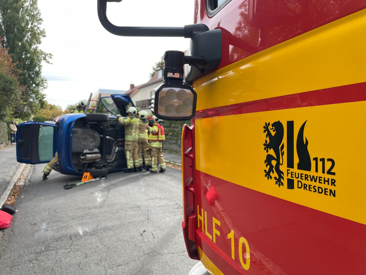 FW Dresden: PKW liegt nach Verkehrsunfall auf der Seite