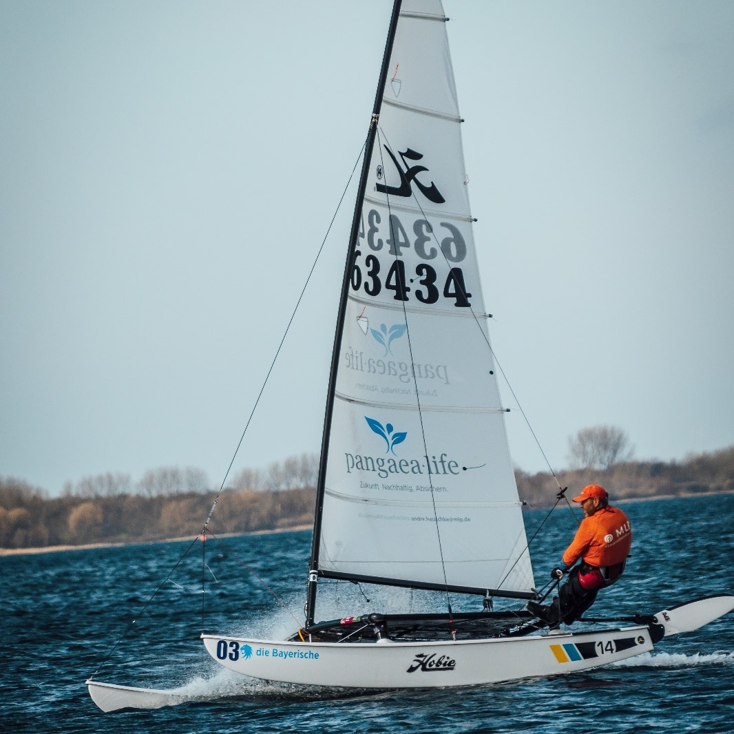 Ironman der Segler: Pangaea Life Blue Living sponsert Finanzberater André Hauschke auf längster Sportsegel-Regatta der Welt