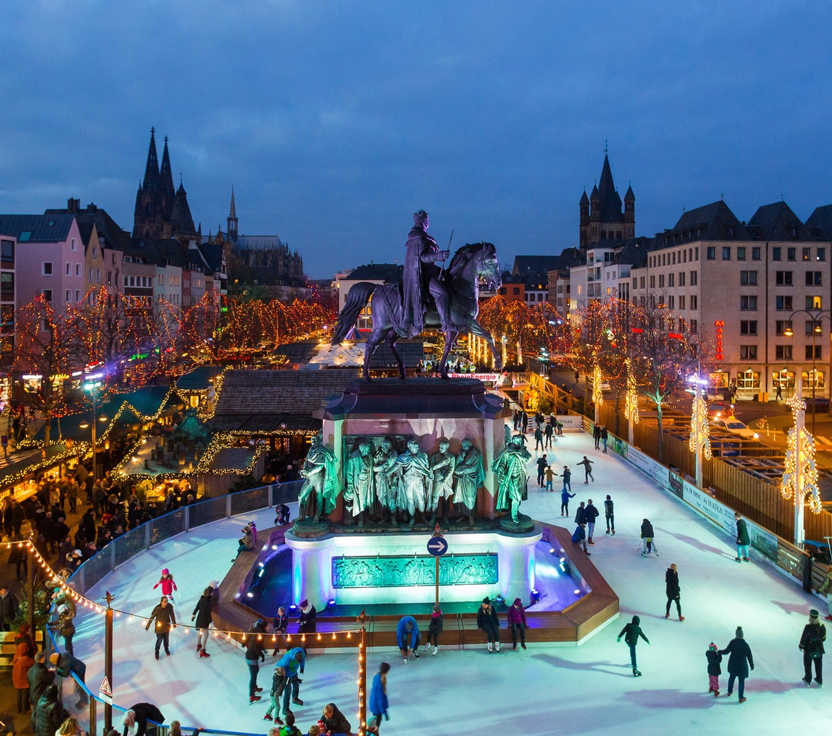 Heinzels Wintermärchen / Weihnachtsparadies in der Kölner Altstadt präsentiert die wohl schönste Eisbahn Deutschlands unter freiem Himmel mit spektakulärem Programm bis zum 7. Januar