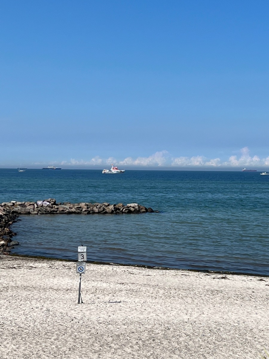 FW-PLÖ: Vermisste Schwimmer in Wisch - Große Suchaktion von Hilfsorganisationen am Strand von Heidkate.