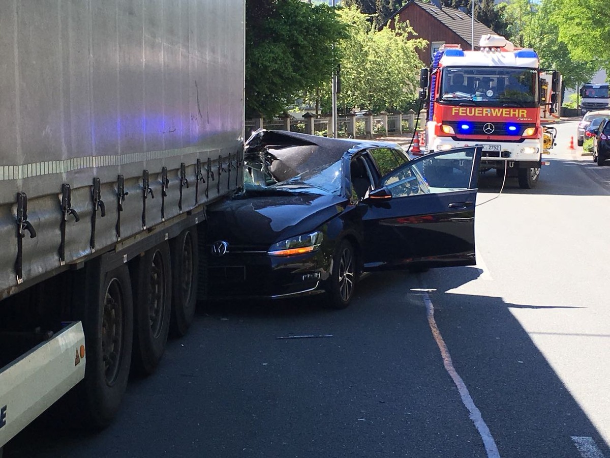 FW-PL: OT-Eiringhausen. Schwerer Verkehrsunfall. PKW fährt unter Sattelauflieger eines LKW. 1 Verletzte.