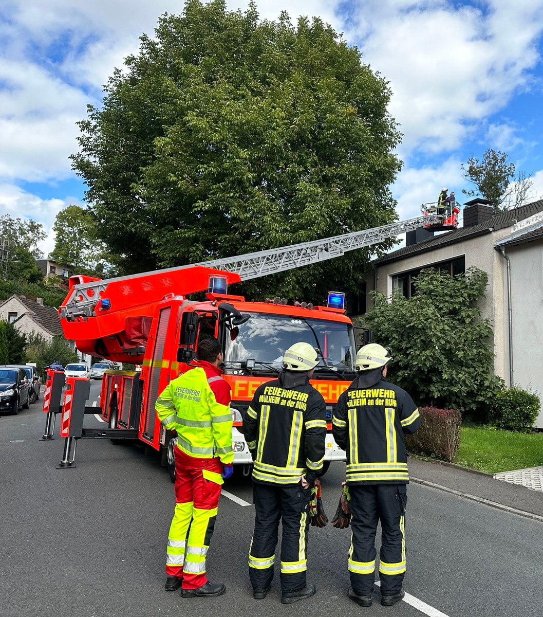 FW-MH: Drehleiterrettung vom Hausdach / Dachluke war zugefallen