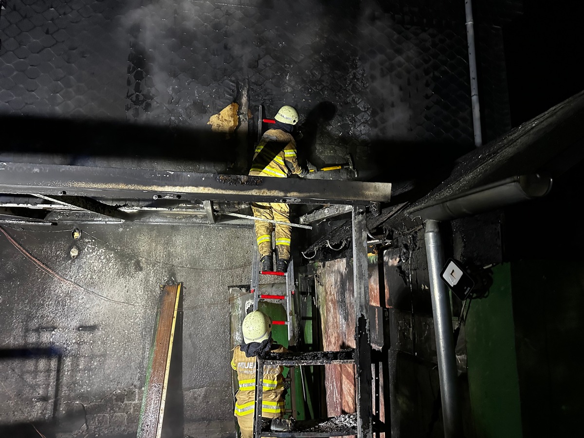 FW-GL: Feuerwehr verhindert Dachstuhlbrand im Stadtteil Schildgen von Bergisch Gladbach - THW unterstützt