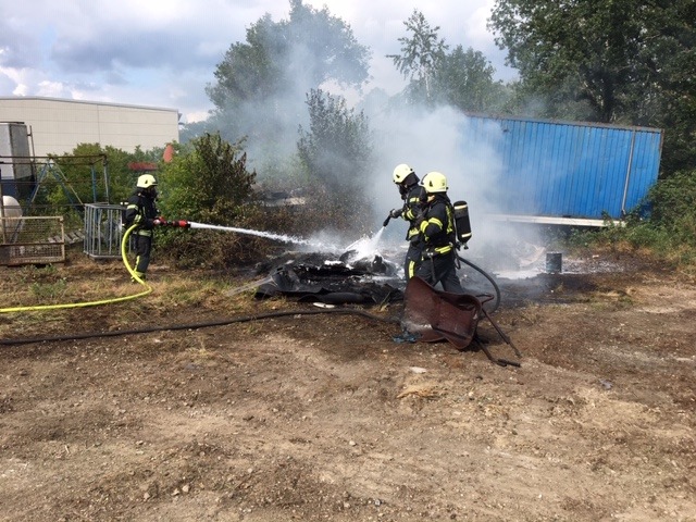 FW Dinslaken: Gemeldeter Gewerbebrand an der Thyssenstrasse