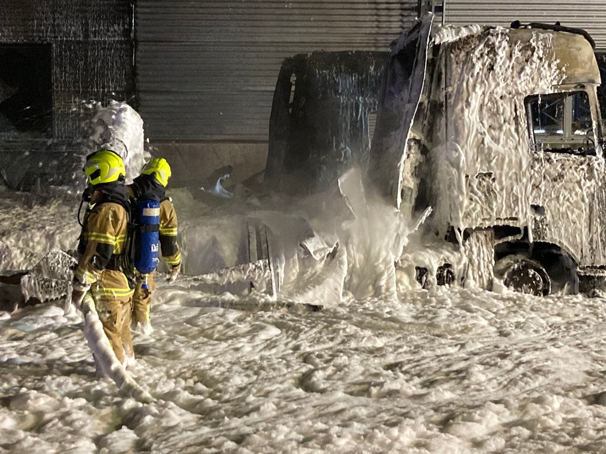 FW-HB: Zwei LKW gehen in Flammen auf - Großeinsatz für die Feuerwehr Bremen