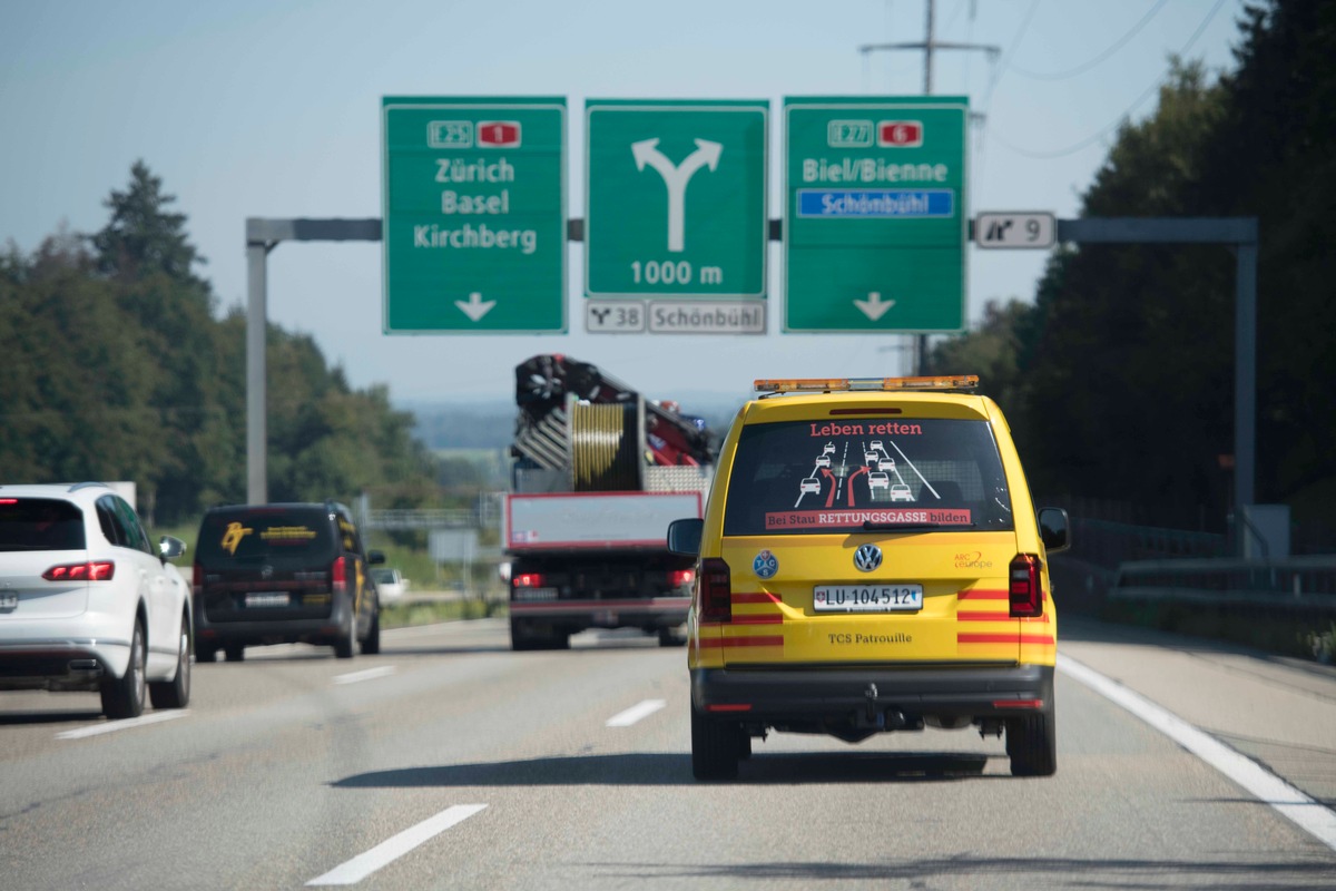 Rettungsgasse bilden: TCS sensibilisiert beim Notfall auf der Autobahn