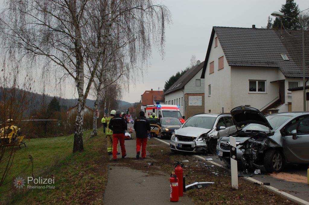 POL-PPWP: Drei schwer Verletzte nach Frontal-Crash