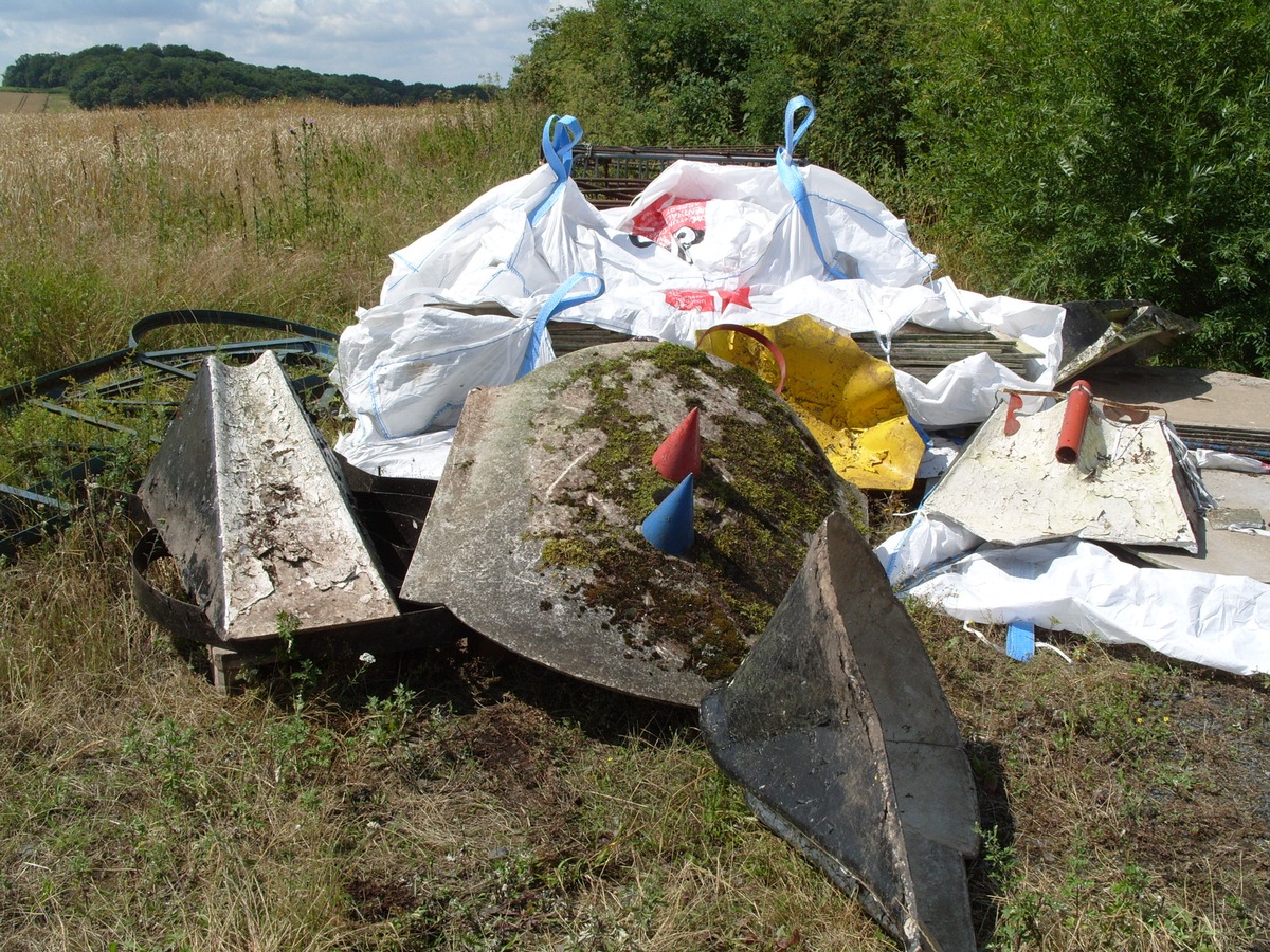 POL-HR: Homberg-Hombergshausen - Alte Minigolfanlage bei Windrad entsorgt