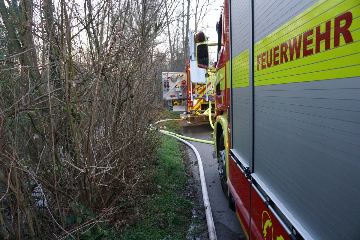 FW Ratingen: Brand im Dachstuhl - Haus unbewohnbar - 2 Personen verletzt - BILDER