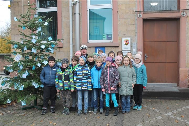 POL-PDNW: PI Grünstadt - Schüler*innen der Dekan-Ernst-Schule schmücken Weihnachtsbaum vor Polizeidienststelle