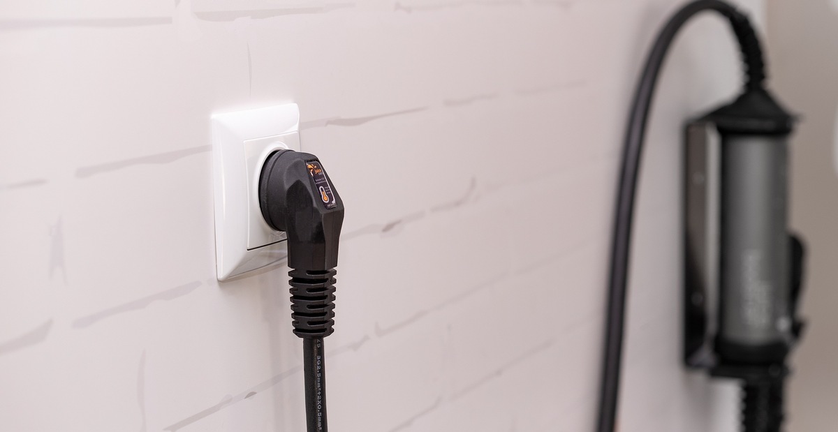 Press release: World&#039;s first Schuko plug with integrated temperature sensor