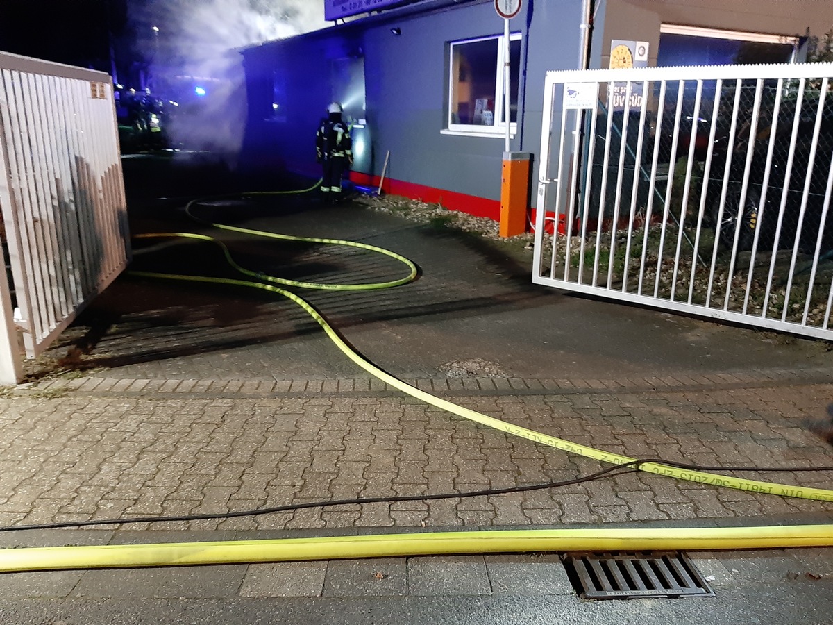 FW-NE: Brand in Autowerkstatt 17.04.2021